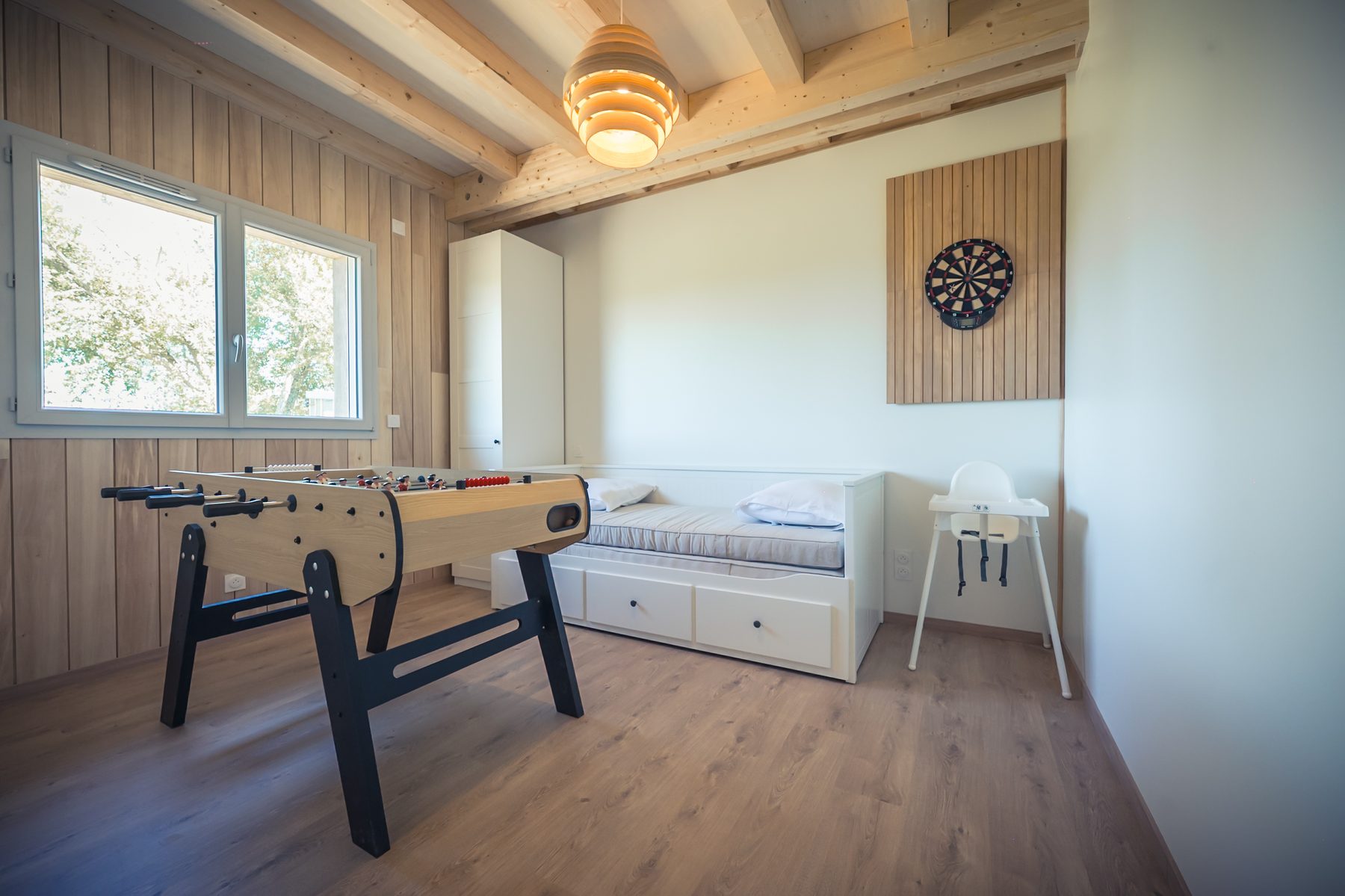 Espace familial avec baby-foot et couchage d’appoint