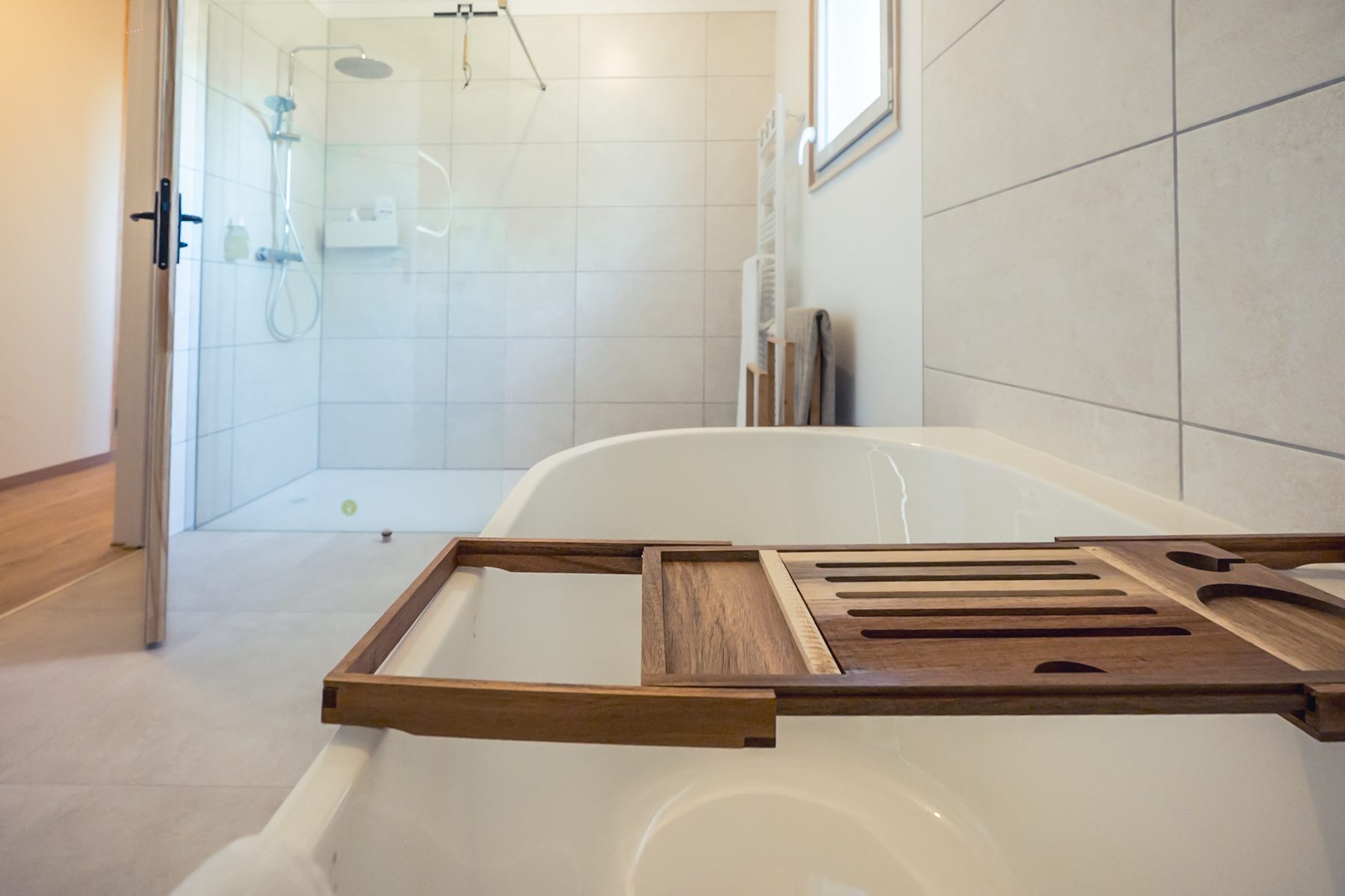Salle de bain avec baignoire et douche