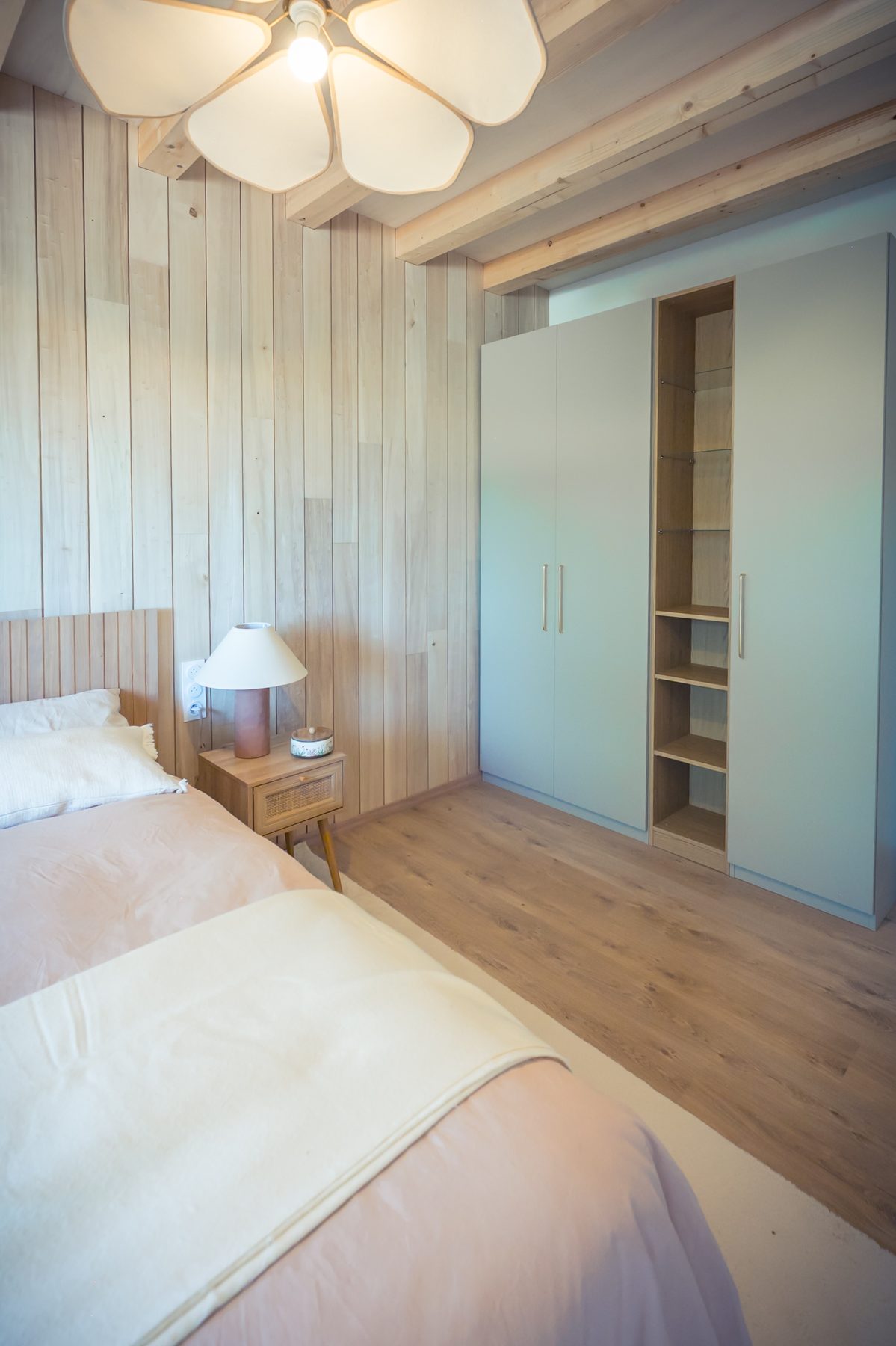 Chambre double avec rangements intégrés