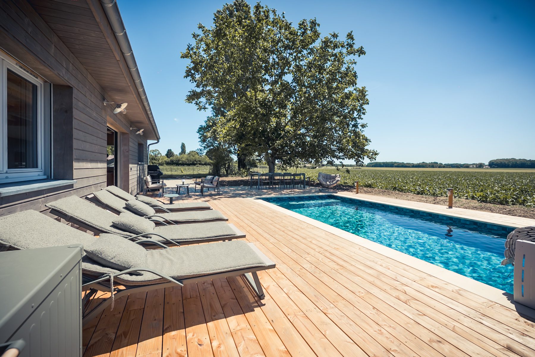 Piscine privée, terrasse et paysage ouvert à Ecolodge Au Bout du Chemin