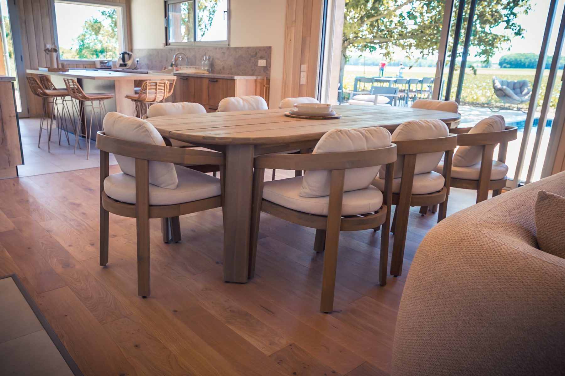 Cuisine équipée avec façades vertes, bois clair et plan de travail